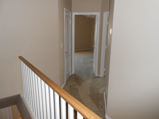 Building Photo - Beautiful Spacious Townhome in Gated Commu...