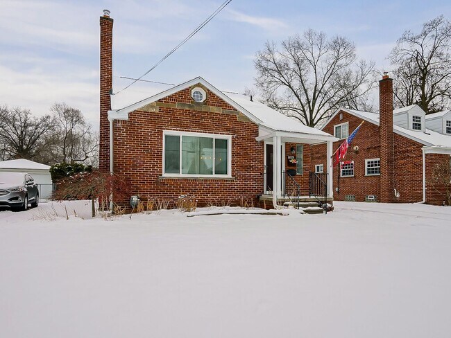 Building Photo - AVAILABLE NOW! Spacious 4-Bed Gem in the Heart of Clawson!