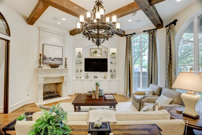 Building Photo - 5015 Jason St