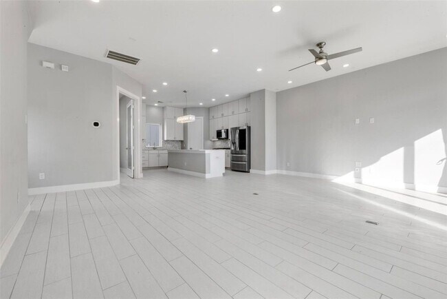 Building Photo - 6106 Clarkson Ln