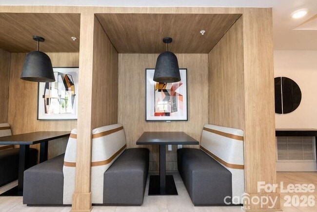 Building Photo - 425 W Trade St