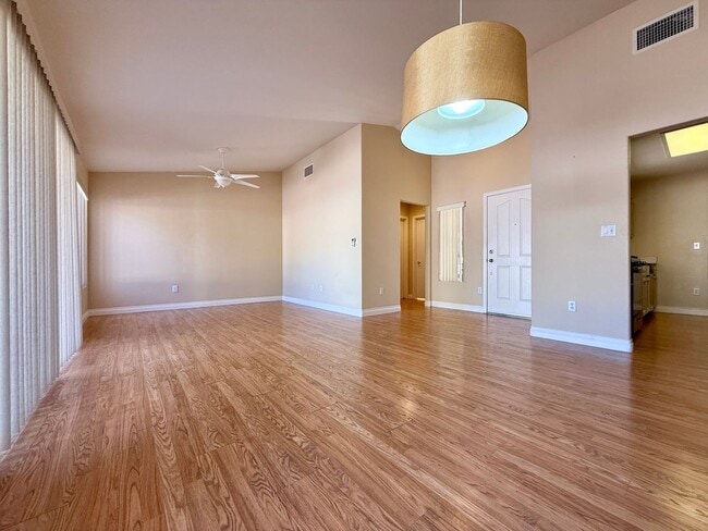 Building Photo - Spectacular furnished 2 bedroom townhouse ...