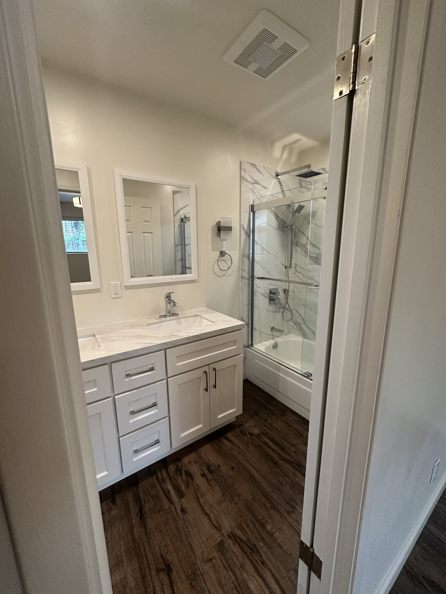 Upstairs bath - 507 Bay St