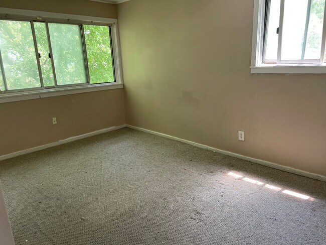 Building Photo - 32609 Montcalm St