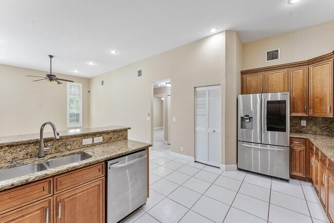Building Photo - 4868 Kensington Cir