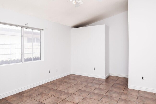 Building Photo - 541 W Melrose Dr