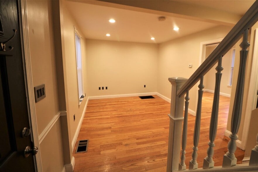 Building Photo - 254 Broadway