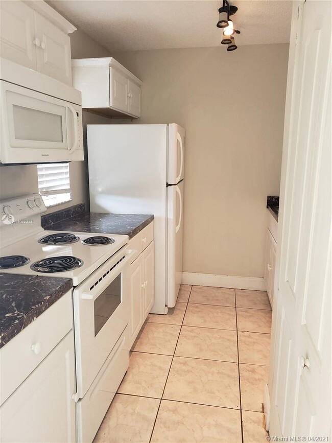 Building Photo - 9962 Twin Lakes Dr