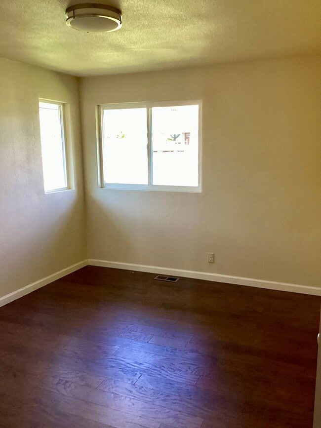 Building Photo - Renovated 4 bed 2 bath with large yard and...
