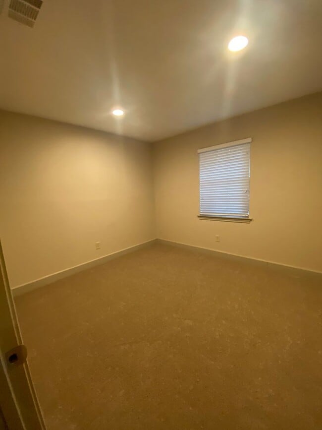 Building Photo - 9291 Burbank Dr