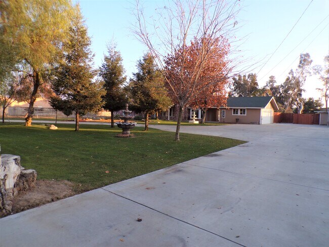 Building Photo - 14921 Sunnybank Ave
