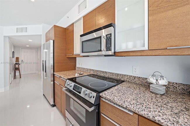 Building Photo - 1155 Brickell Bay Dr
