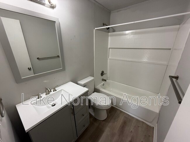 Building Photo - 707 N Main St