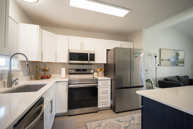 Building Photo - 370 NW Terre View Dr