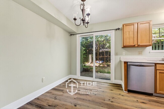Building Photo - Coastal Convenience on James Island!