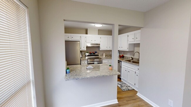 Building Photo - Updated 3/2 with Granite Counters and Stai...