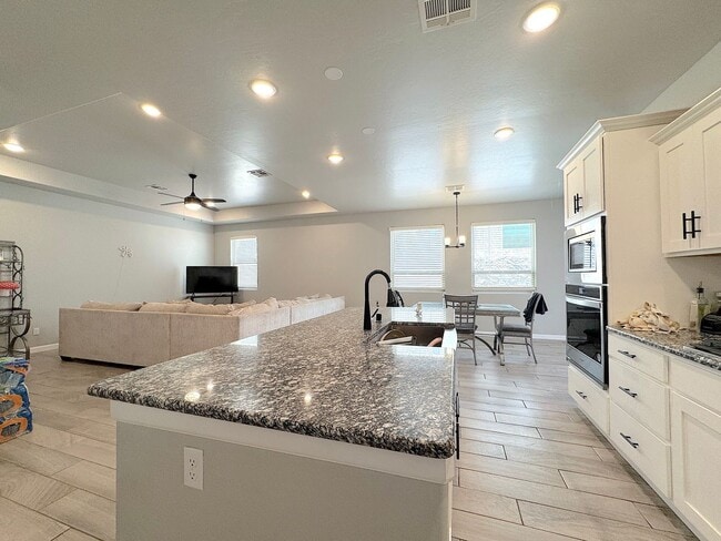 Building Photo - East El Paso 4 bed Refrig A/C!