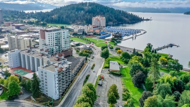 Building Photo - Furnished condo with a view of the lake an...
