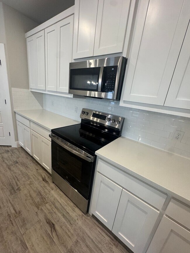Building Photo - 3/2/2 - FIREPLACE - MUDROOM - GODLEY ISD