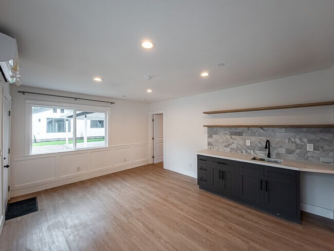 Building Photo - Newly Renovated 4BR Lamanda Park Units!