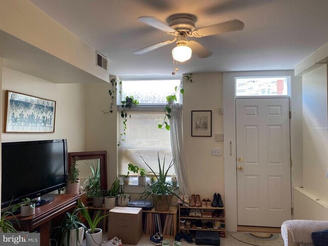 Building Photo - 229 S Ann St