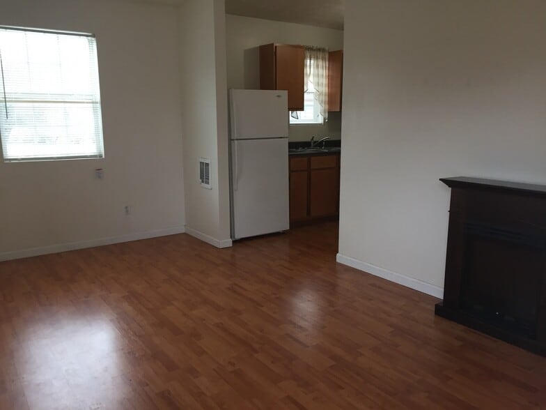 Building Photo - 423 River Park Dr