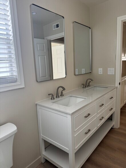 Second floor bathroom - 18850 Hatteras St