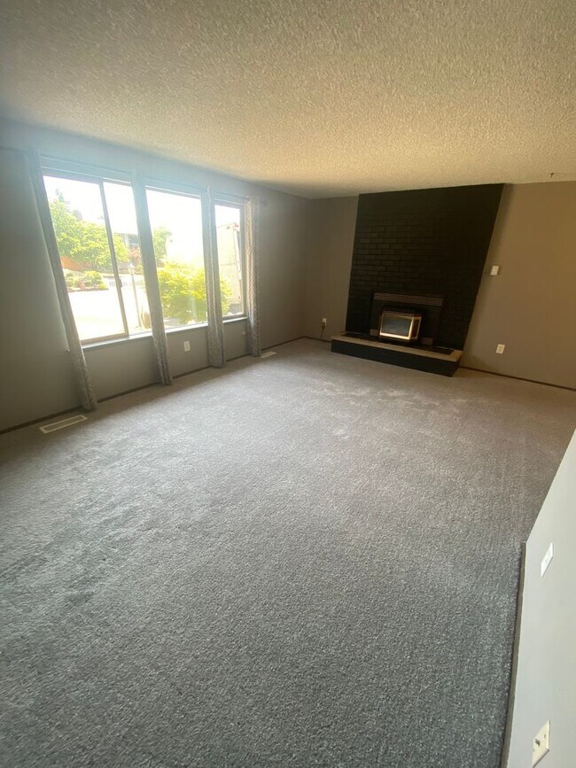 Building Photo - 3 Bed Room 1.75 Bath , New Floor Covering , New Interior Paint