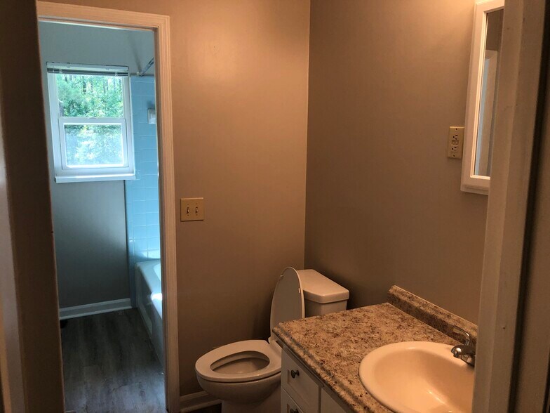 Hallway bathroom - 13978 Gristmill Creek Rd