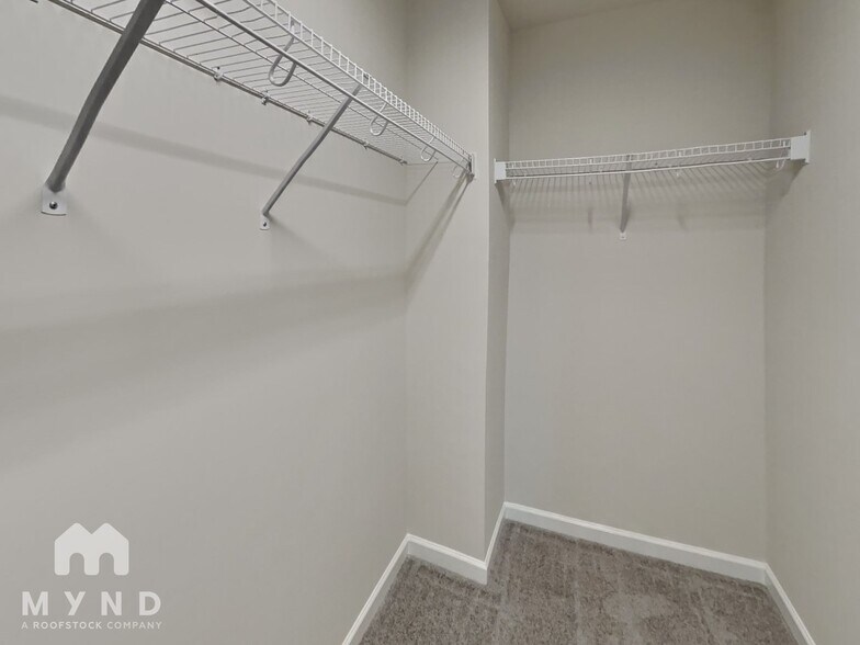 Building Photo - 136 Royal Star Wy