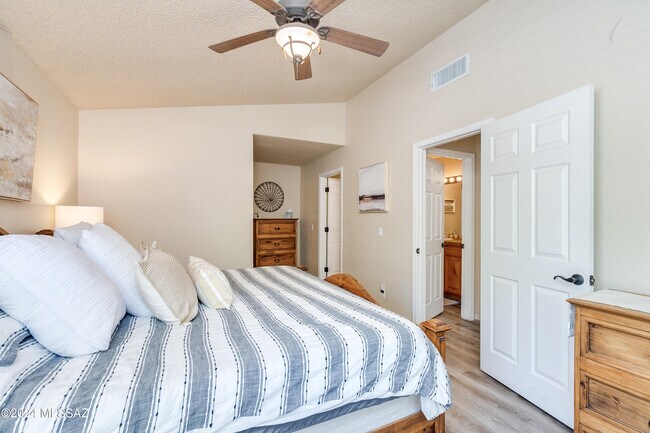 Building Photo - 6441 N Tierra De Las Catalinas