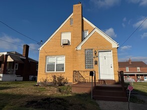 Building Photo - 122 Division St