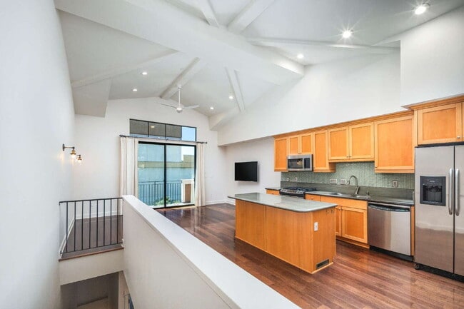 Building Photo - Enjoy the Live/Workspace Life Style Close ...