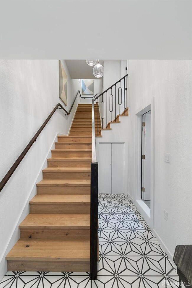Building Photo - 628 Los Palmos Dr