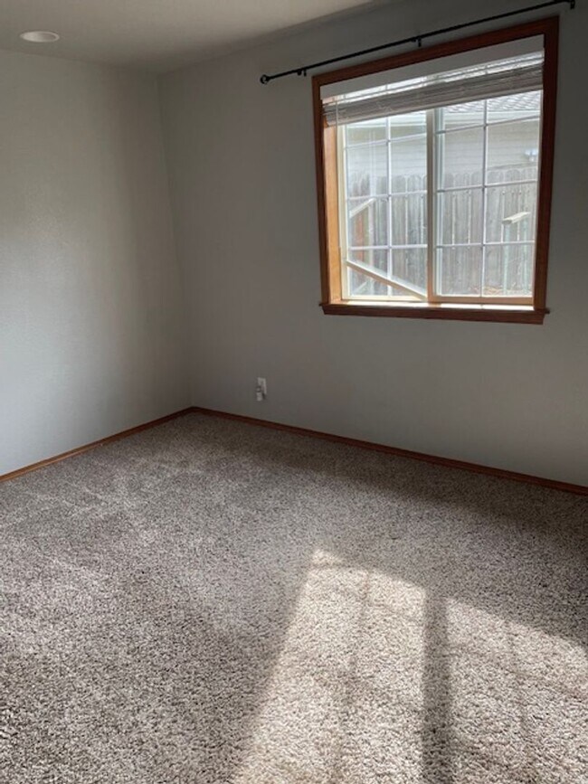 Building Photo - Quiet Peaceful 3 bedroom 2 bath Single Level home located in Central Point