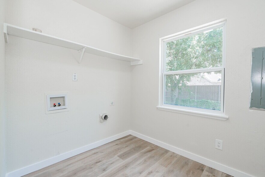 Building Photo - 3733 Magnolia Dr