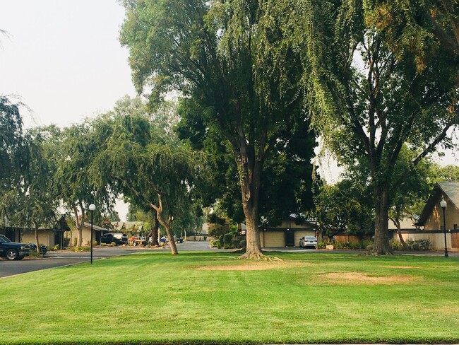 Building Photo - Nice condo located in the Sierra North Vil...