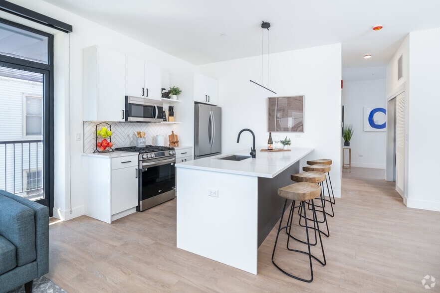 2BR, 2BA - 1,097SF - Kitchen - 3140 Clybourn