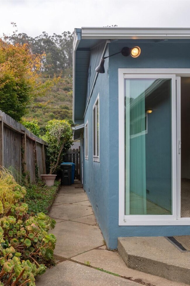 Building Photo - 1651 Rosita Rd