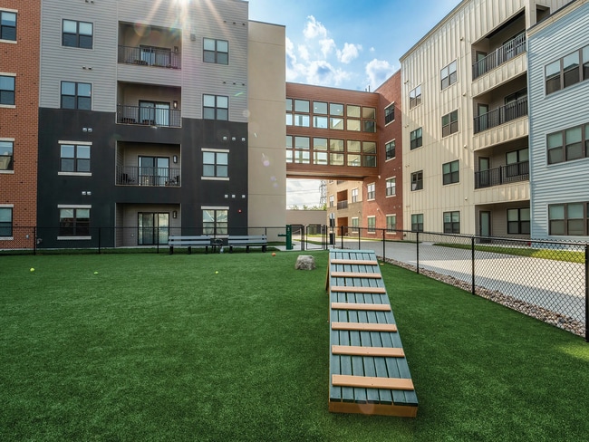 Building Photo - 2023 N Broadmoor Ave