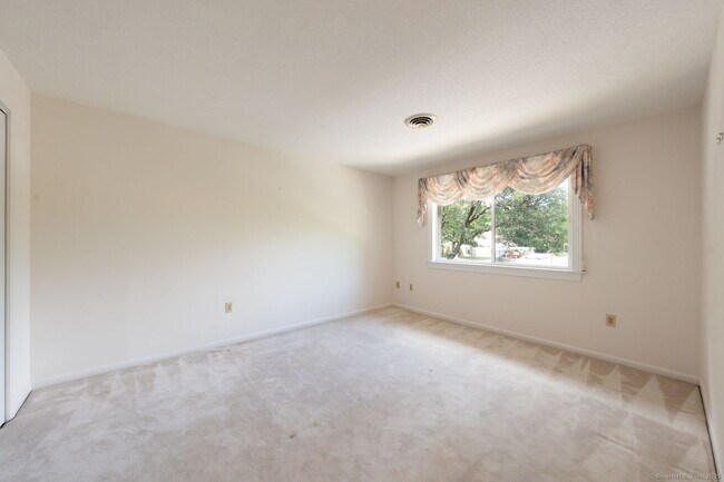 Building Photo - 592 Mountain Rd