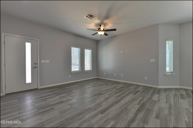 Building Photo - 552 Logwood Ave