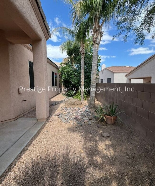 Building Photo - Stunning 3-bedroom 2-bathroom home in a ga...