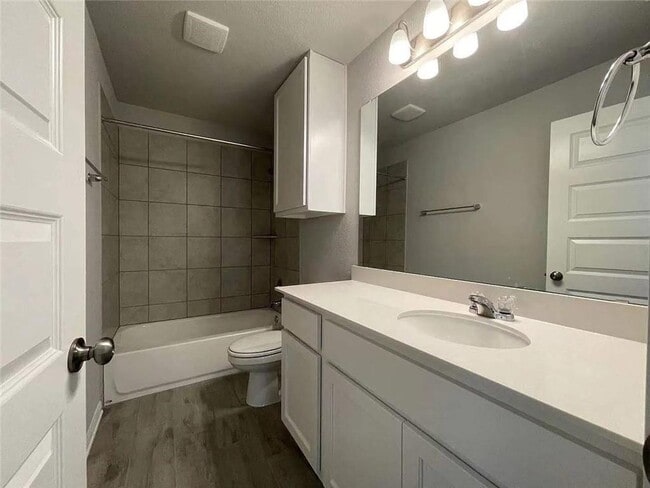 Building Photo - 2205 Arendale Dr