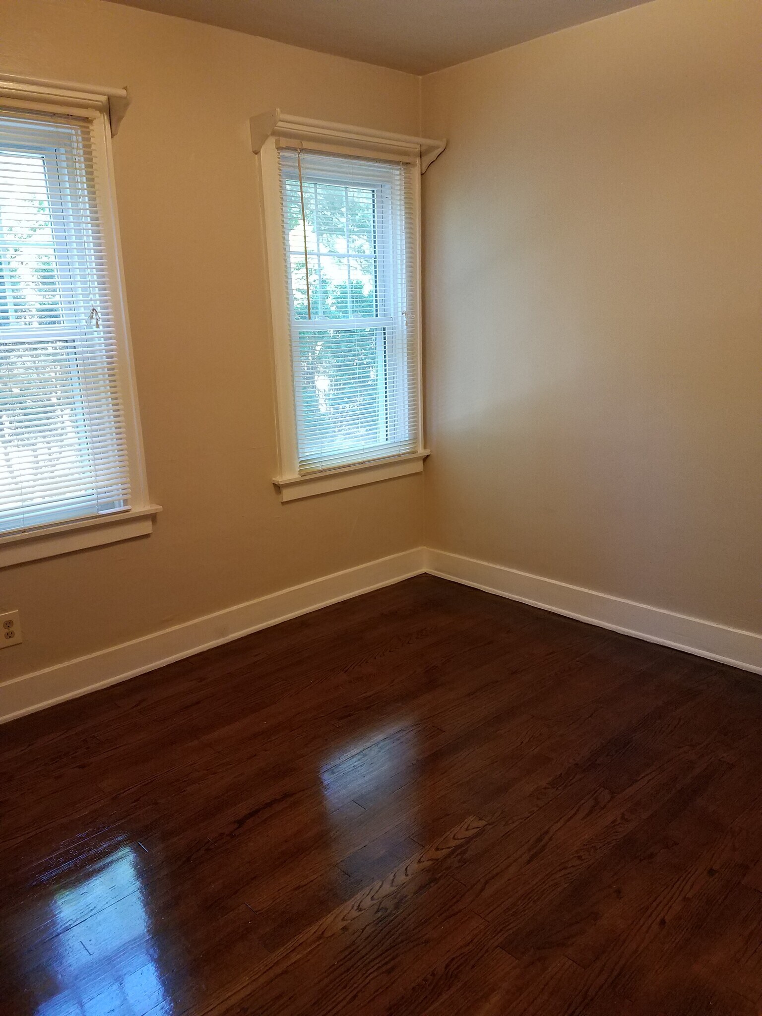 Building Photo - 1255 Elm Lawn St