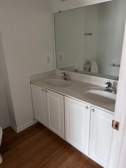 Building Photo - 2395 Maple Hedge Way