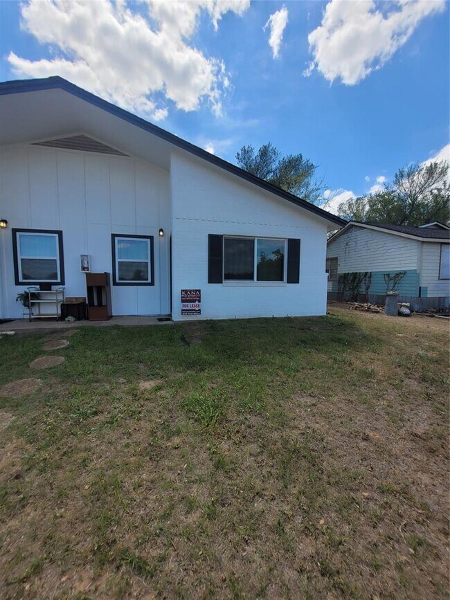 Building Photo - 205 2nd Ave