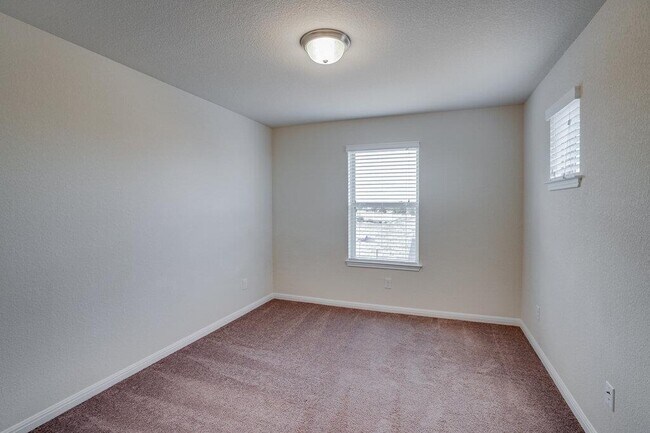 Building Photo - 2048 Hat Bender Lp