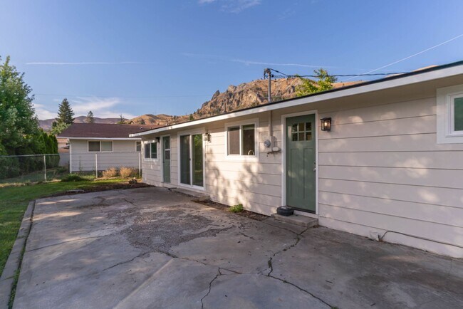 Building Photo - 1035 Vista Pl