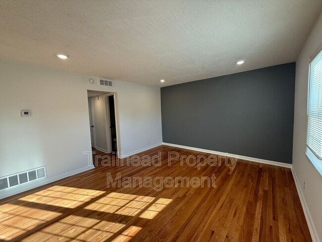 Building Photo - 304 E Gregory Blvd